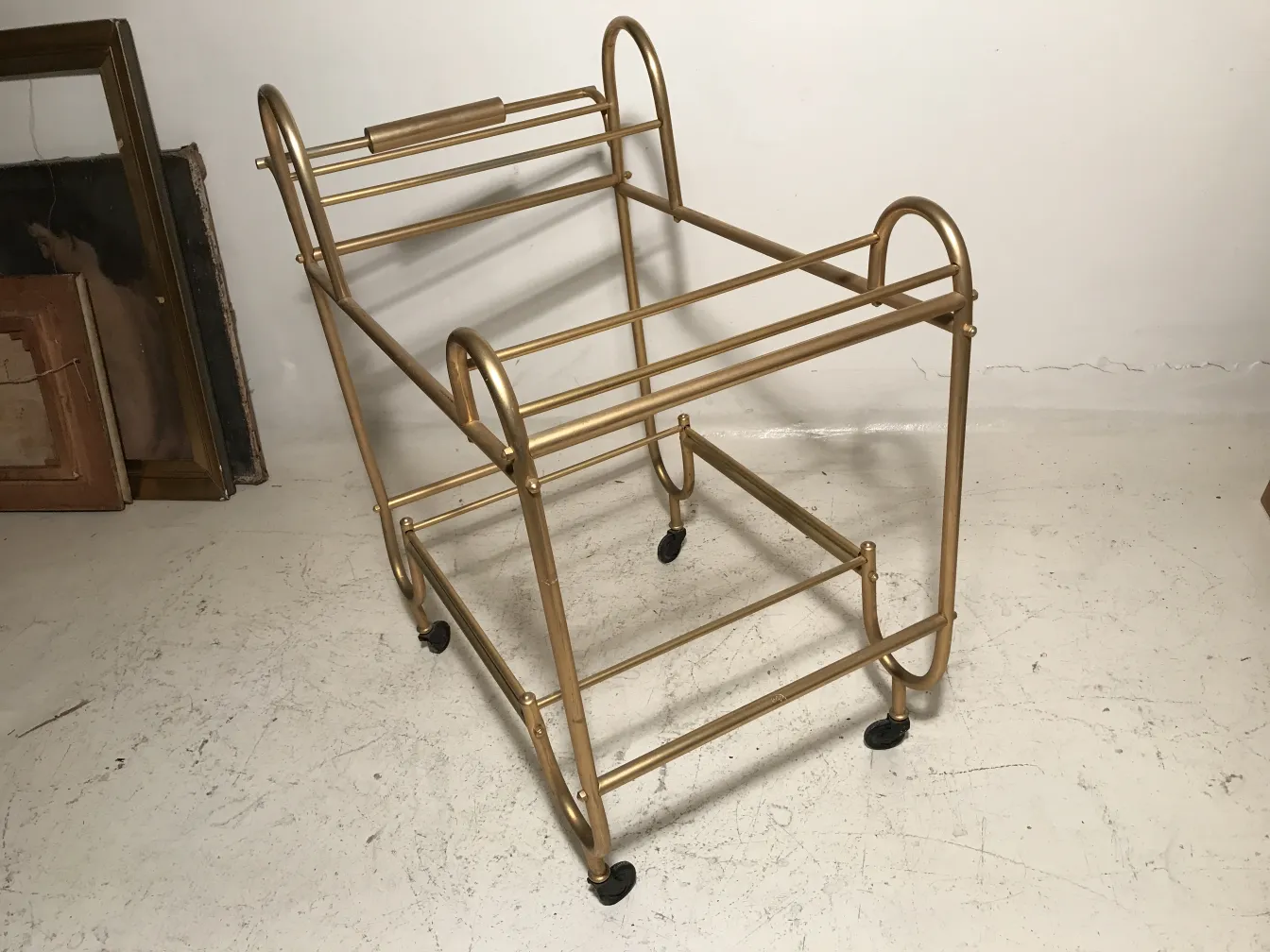 Mesa carrito antigua de metal dorado con ruedas