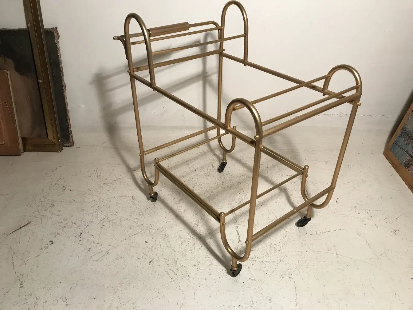 Antike goldene Cocktailwagen mit Rädern in einer dekorativen Umgebung.