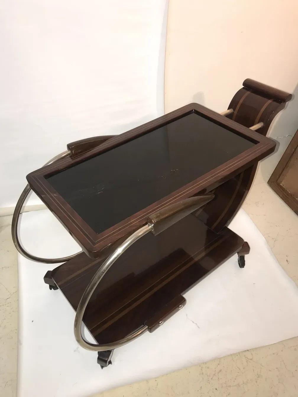 mesa carrinho antiga de madeira com design elegante