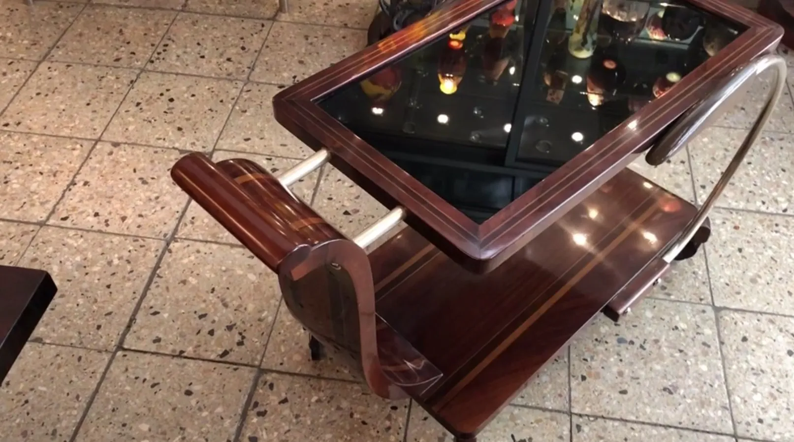 mesa carrinho antiga de madeira com superfície de vidro