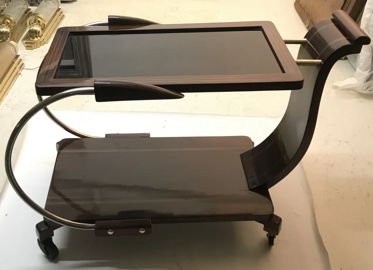 Antiker cocktailwagen mit elegantem design und rollen