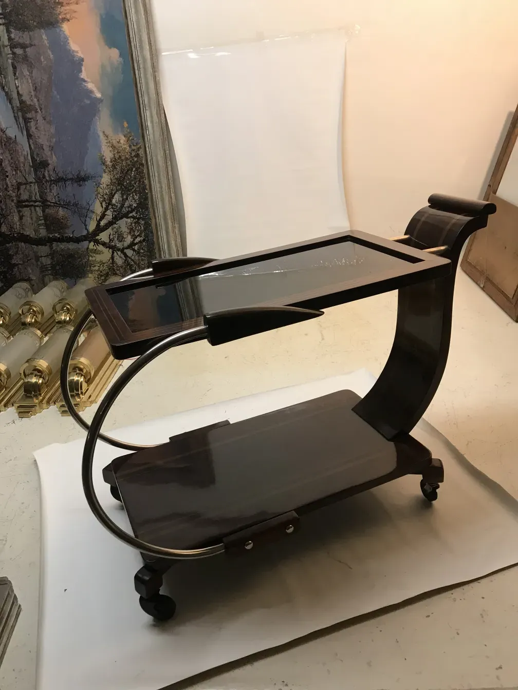 Mesa carrinho antiga com design clássico e elegante.