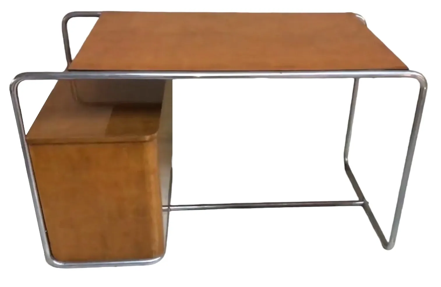 Escritorio antiguo de madera con estantería lateral en un ambiente elegante.