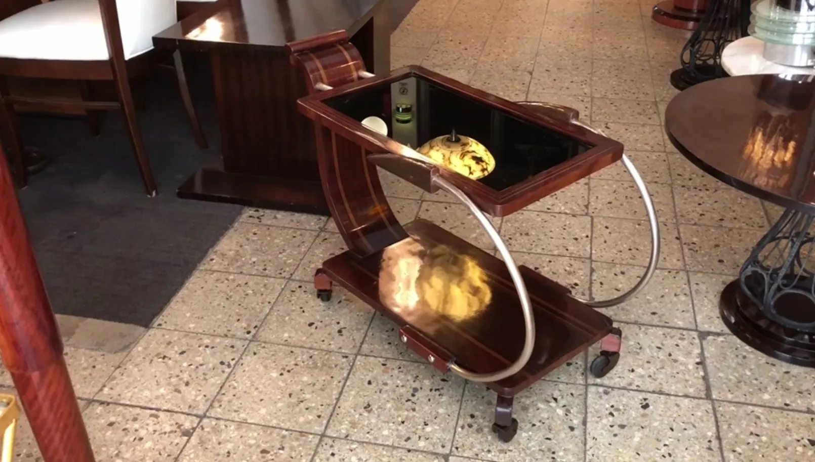 Antiker Cocktailwagen mit glänzender und eleganter Oberfläche