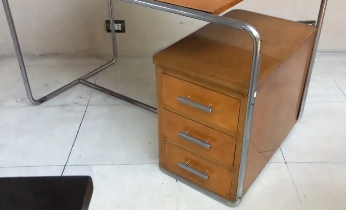 escritorio antiguo de forma elegante con tres cajones