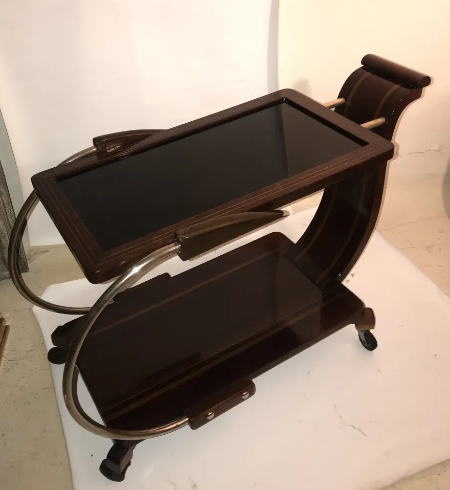 Antiker Cocktailwagen aus Holz mit Rollen.