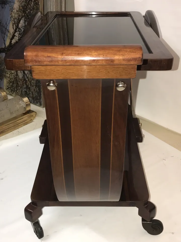 Carrinho de coquetel antigo de madeira com detalhes elegantes