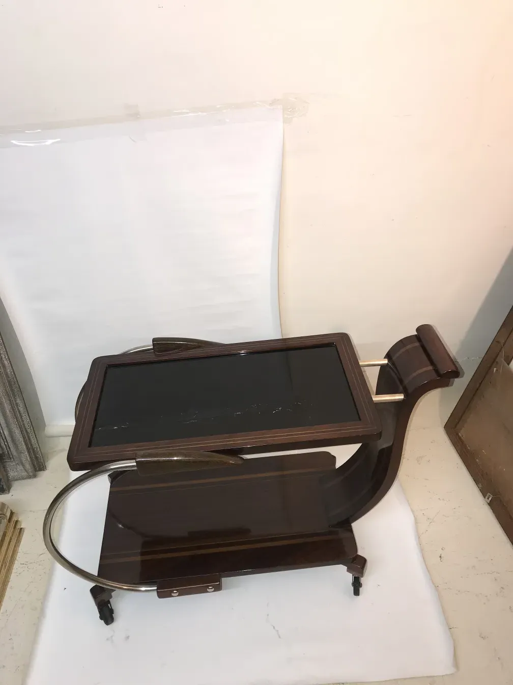 Carrello per cocktail antico con design elegante e dettagli in metallo.