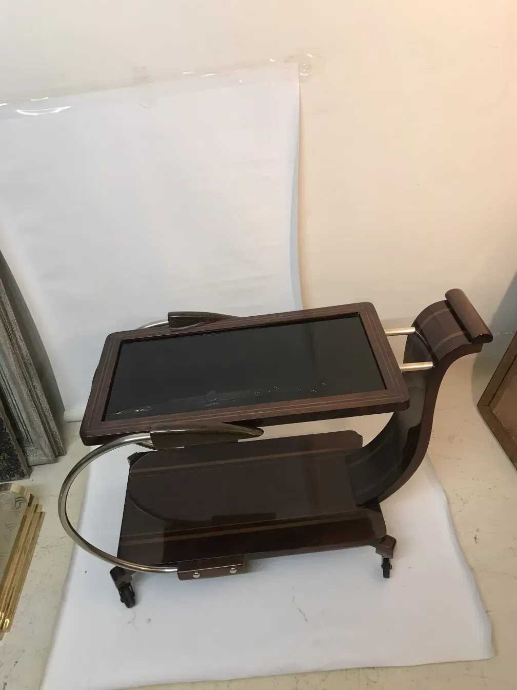 고전적인 바카트는 우아한 디테일과 독특한 형태를 가지고 있습니다.