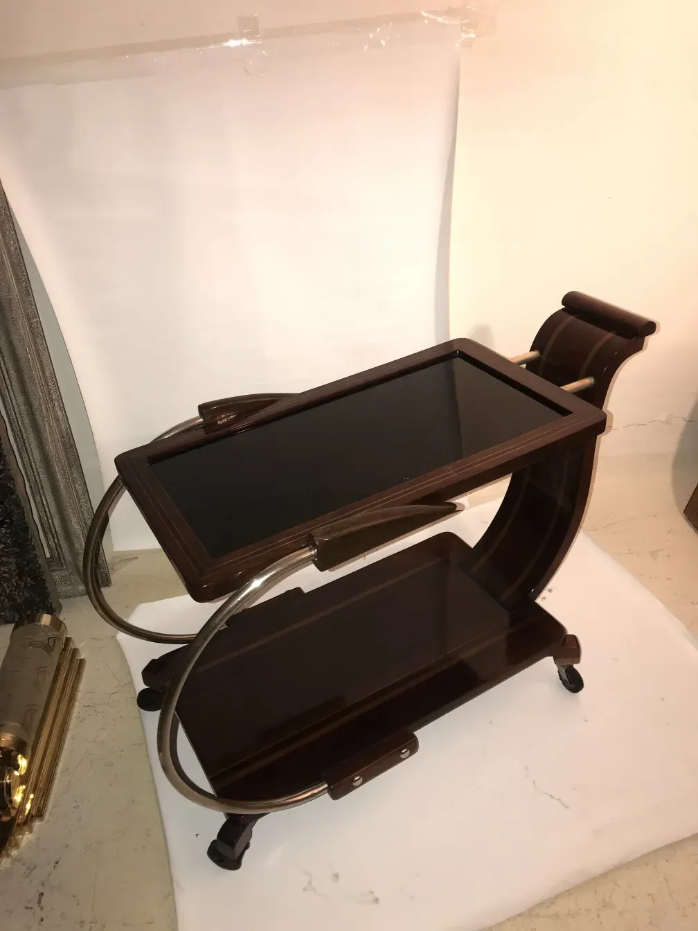 Mesa carrito antigua con superficie negra y estructura oscura