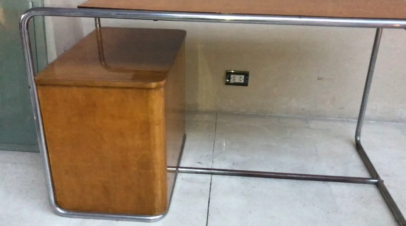 antiker schreibtisch marcel breuer mit elegantem design