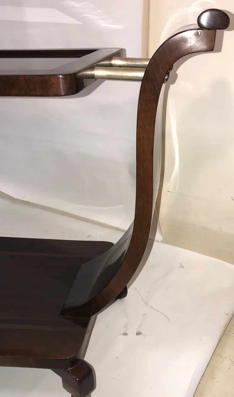 Mesa carrito antigua de madera con un diseño elegante y funcional.