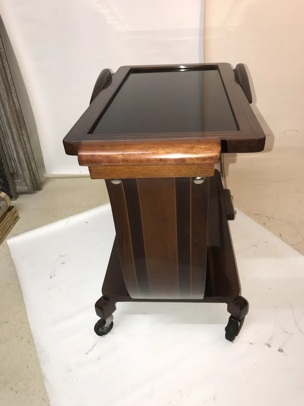 Carrello per cocktail antico con una ricca finitura in legno e ruote