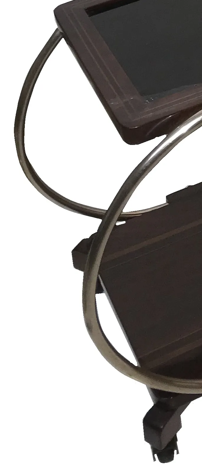 गहरे रंग की प्राचीन कॉकटेल ट्रॉली जिसमें पहिए हैं