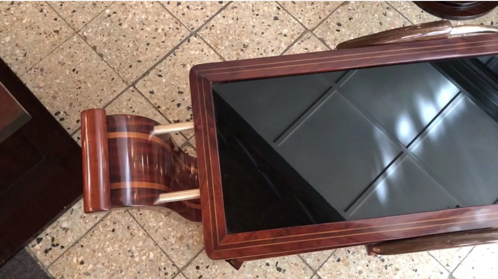 عربة بار قديمة مصنوعة من الخشب مع تفاصيل زخرفية.