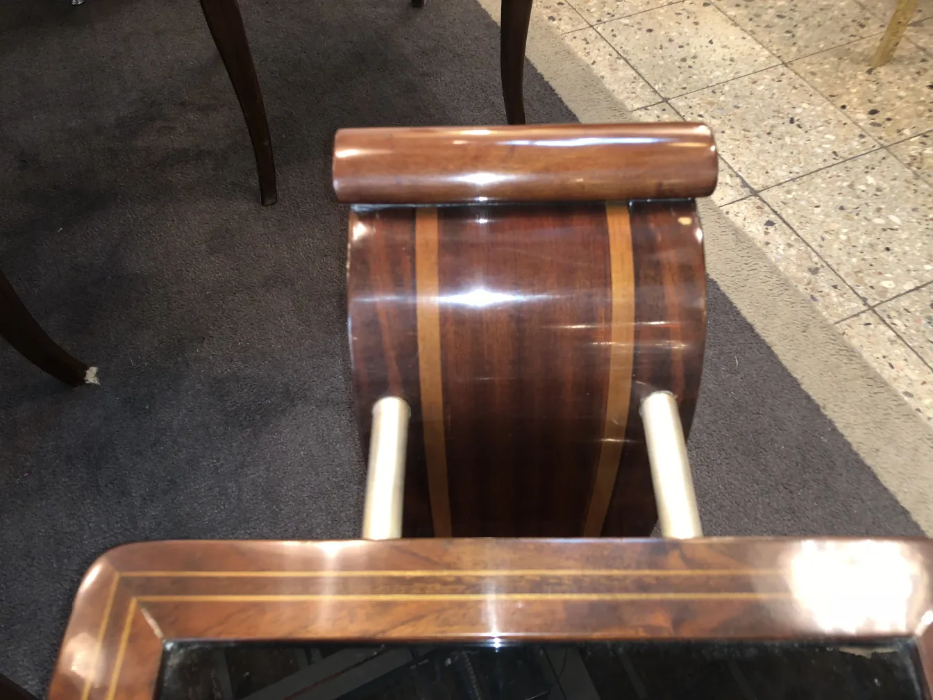 Mesa carrinho antiga com acabamentos em madeira e design elegante. Perfeita para sua casa.