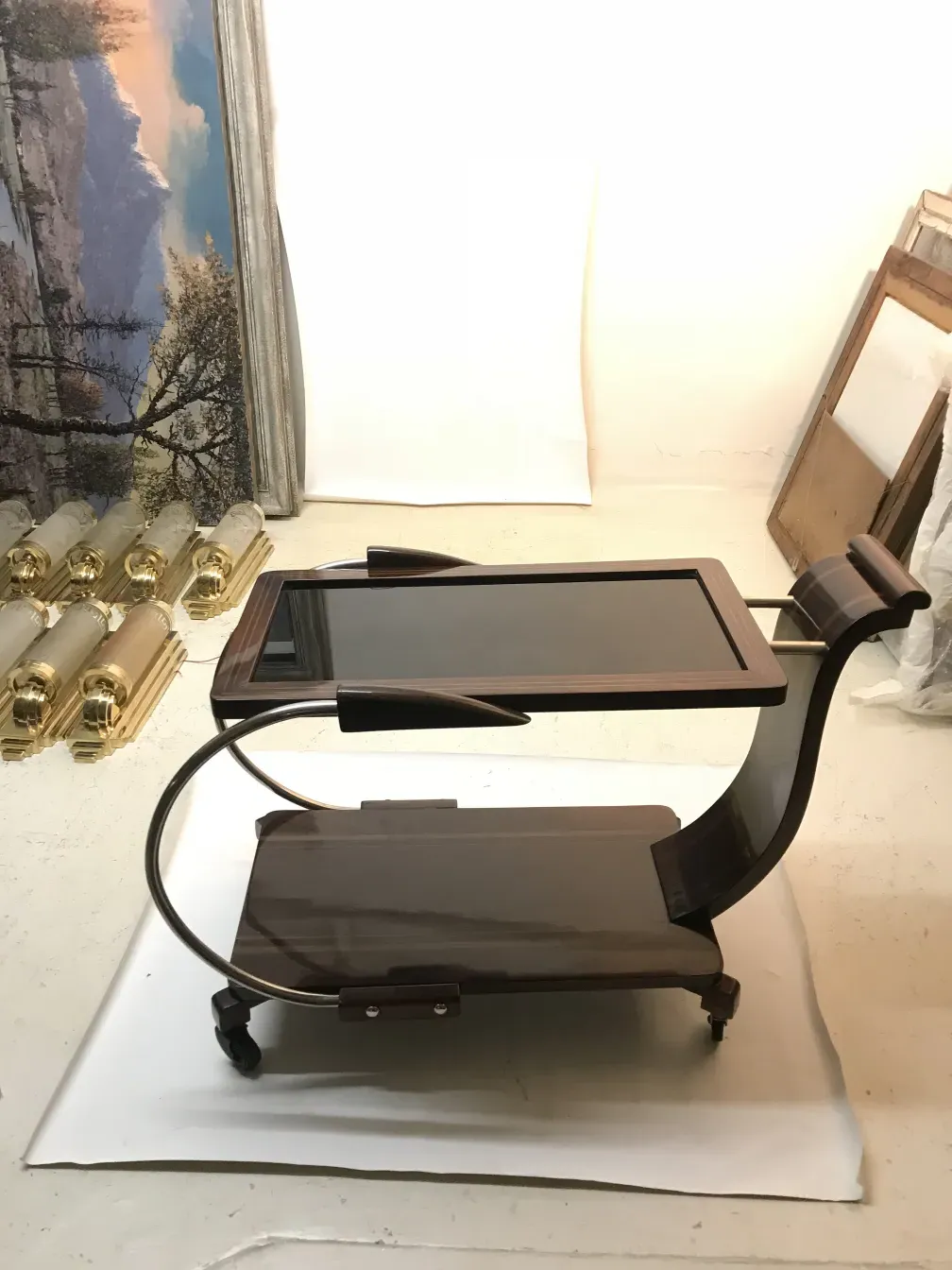 Mesa carrinho antiga com design elegante