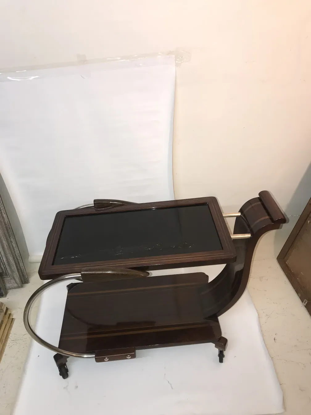 क्लासिक लकड़ी की कॉकटेल ट्रॉली, पेय सेवा के लिए आदर्श।