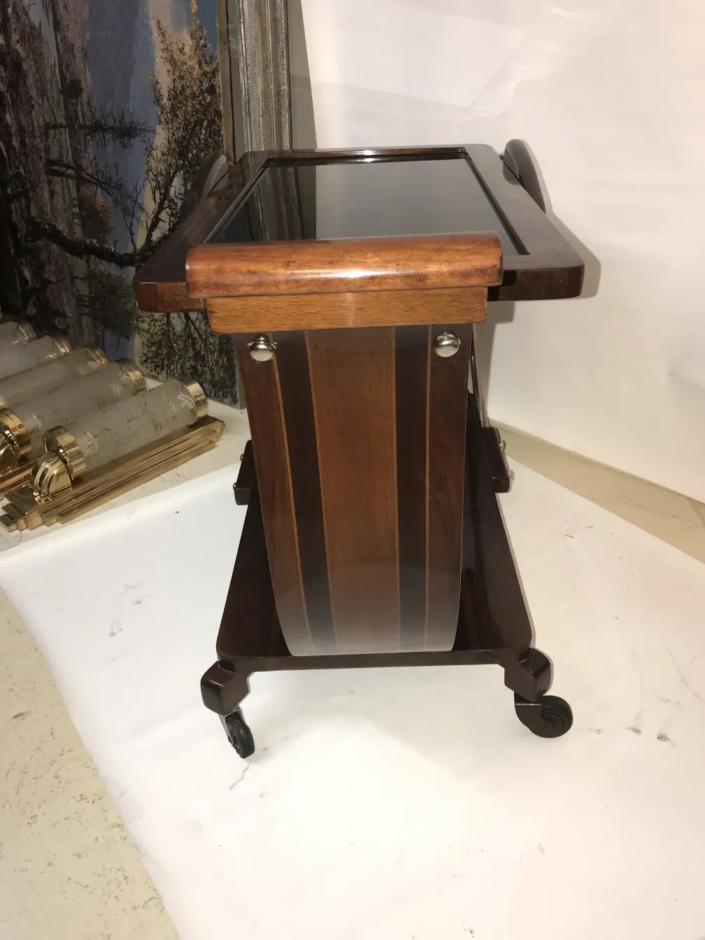 Mesa carrinho antiga de madeira com rodas.