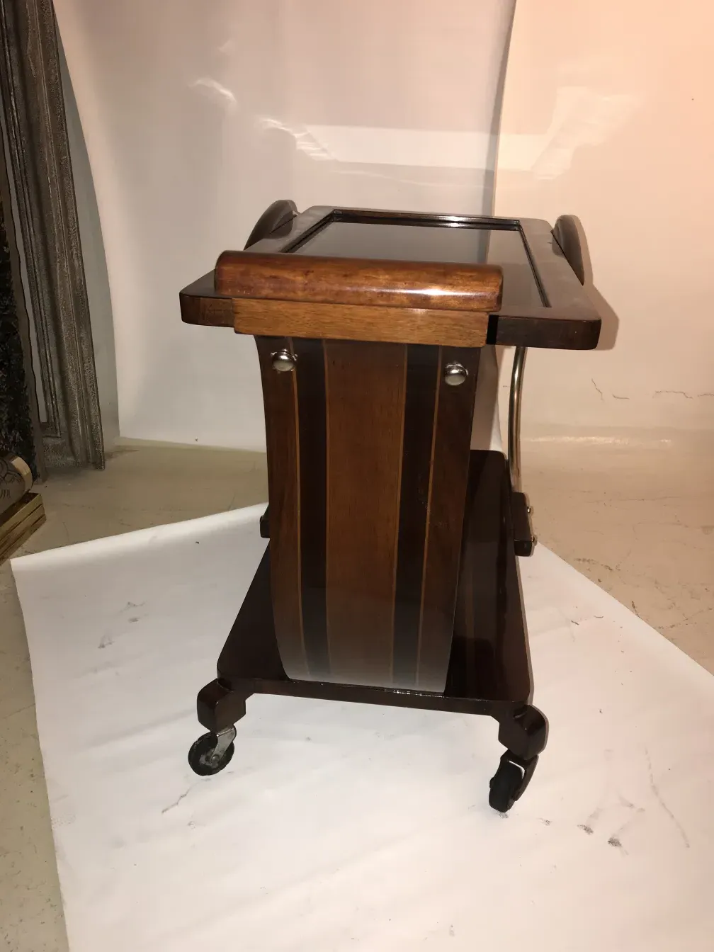 Carrello per cocktail antico con design elegante e ruote.