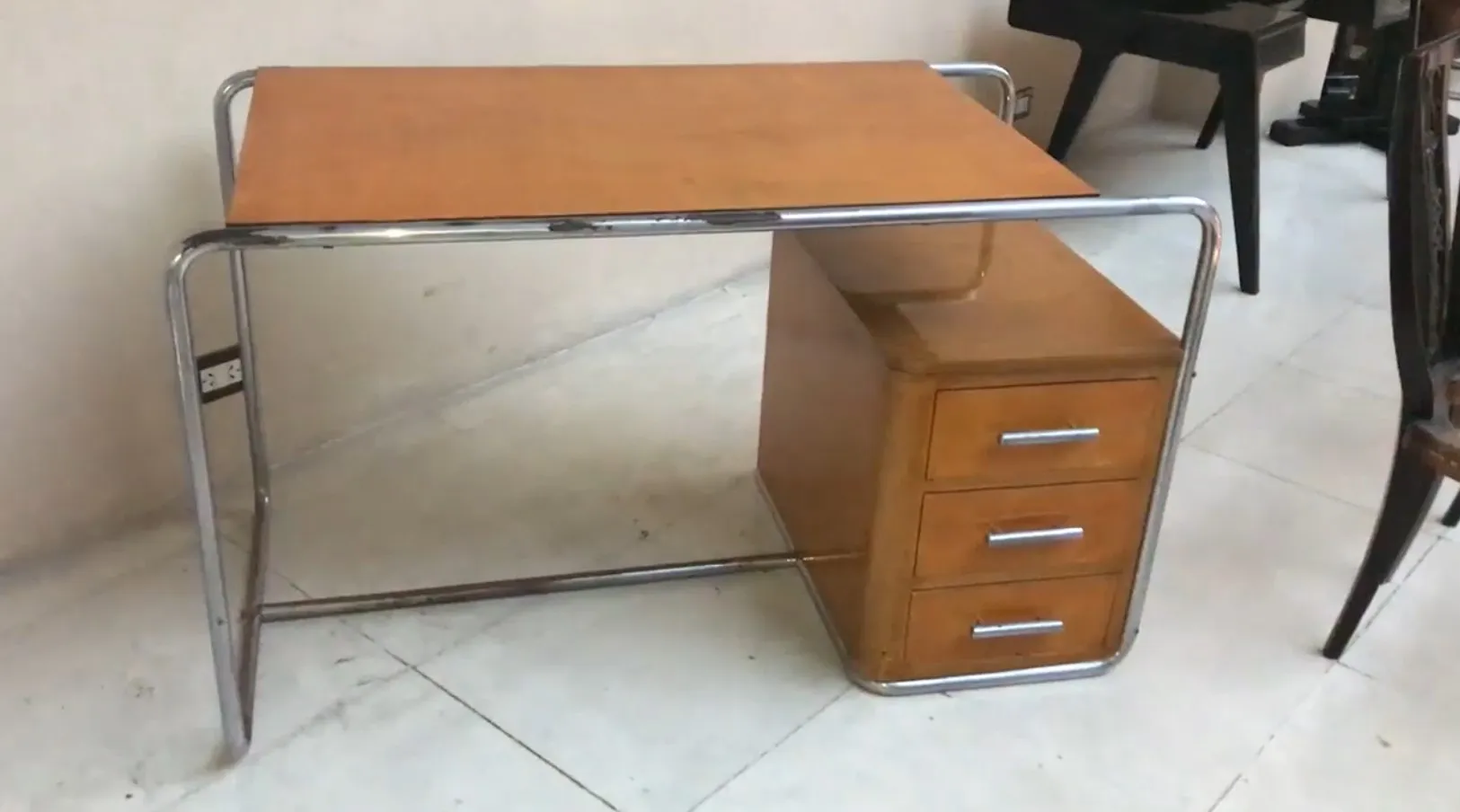 escritorio antiguo de madera con tres cajones