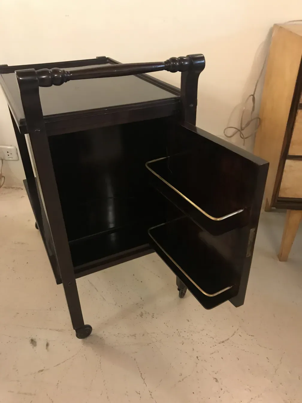 Antique cocktail trolley with dark finish and elegant details.