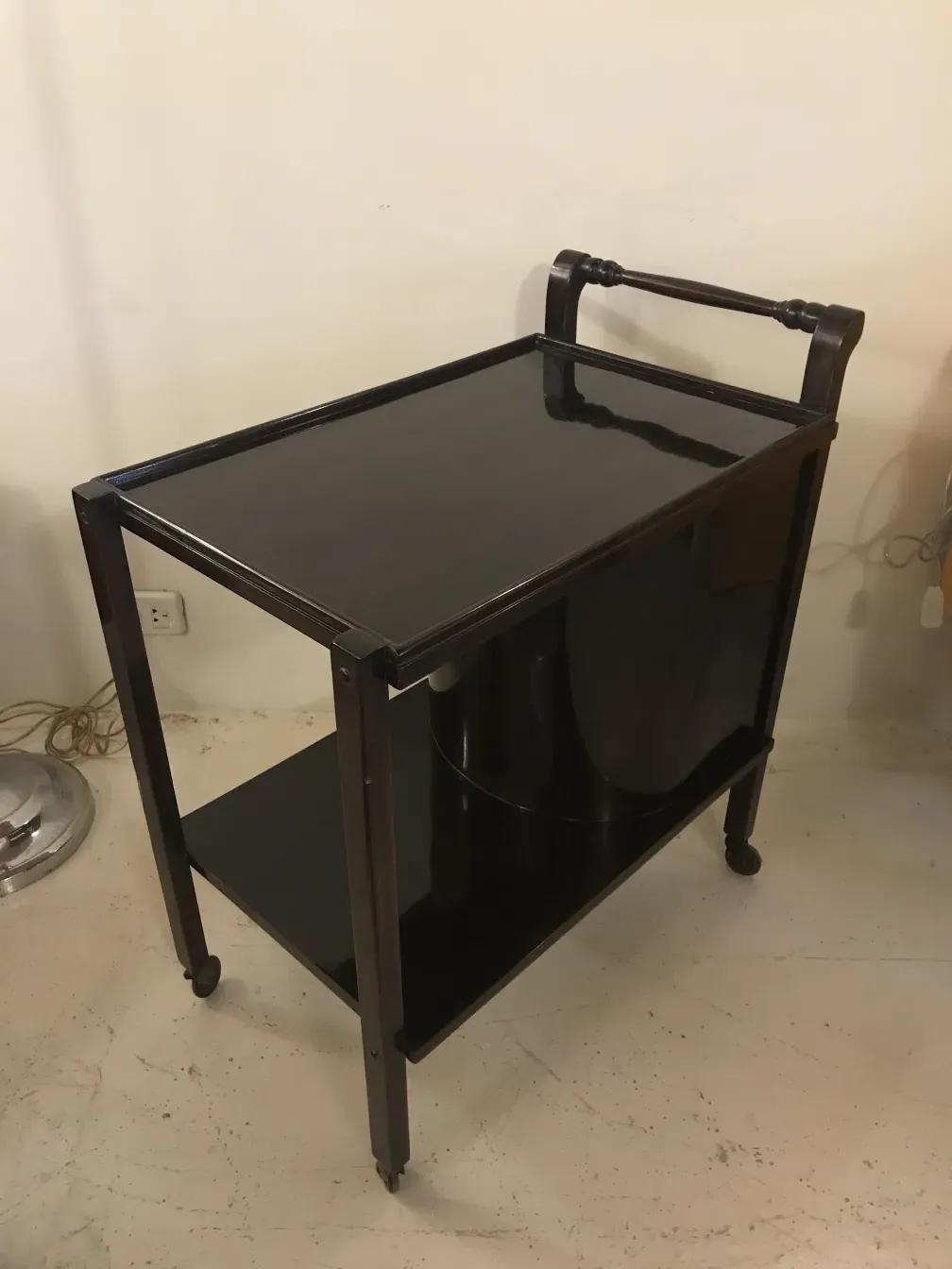 Carrinho de cocktail antigo preto com rodas