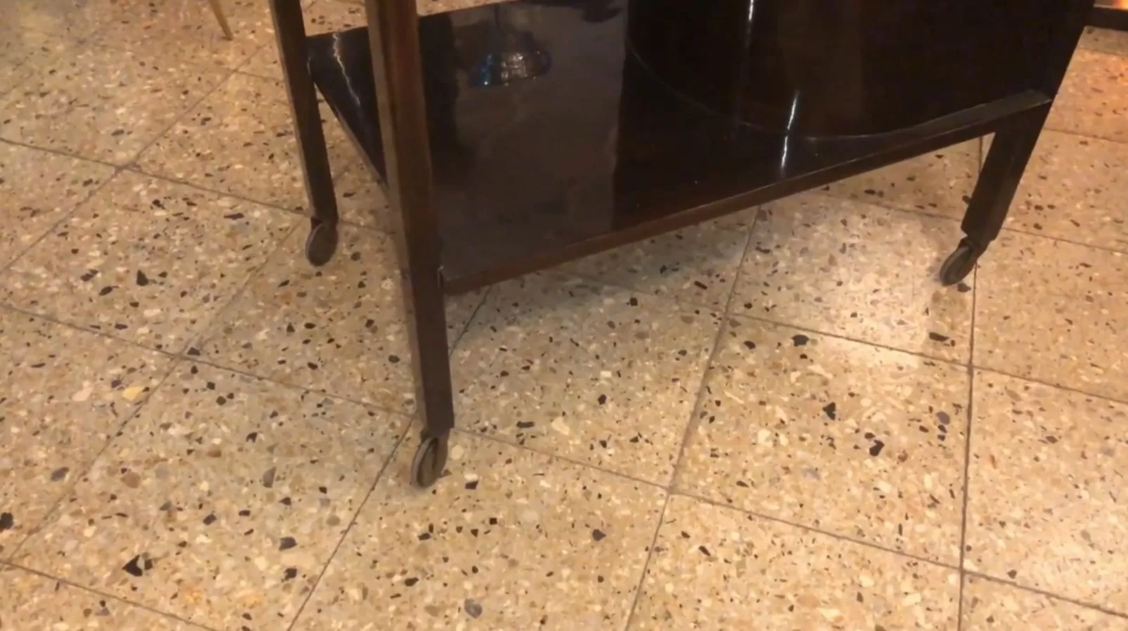 Mesa carrito de bar antigua con ruedas y estantes