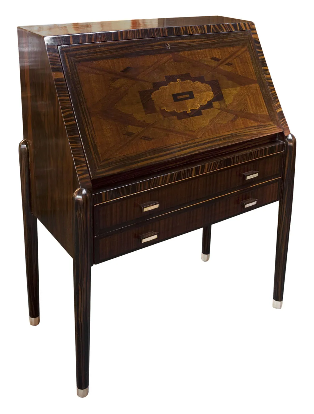 Bureau ancien en bois avec deux tiroirs et décorations sur le dessus.