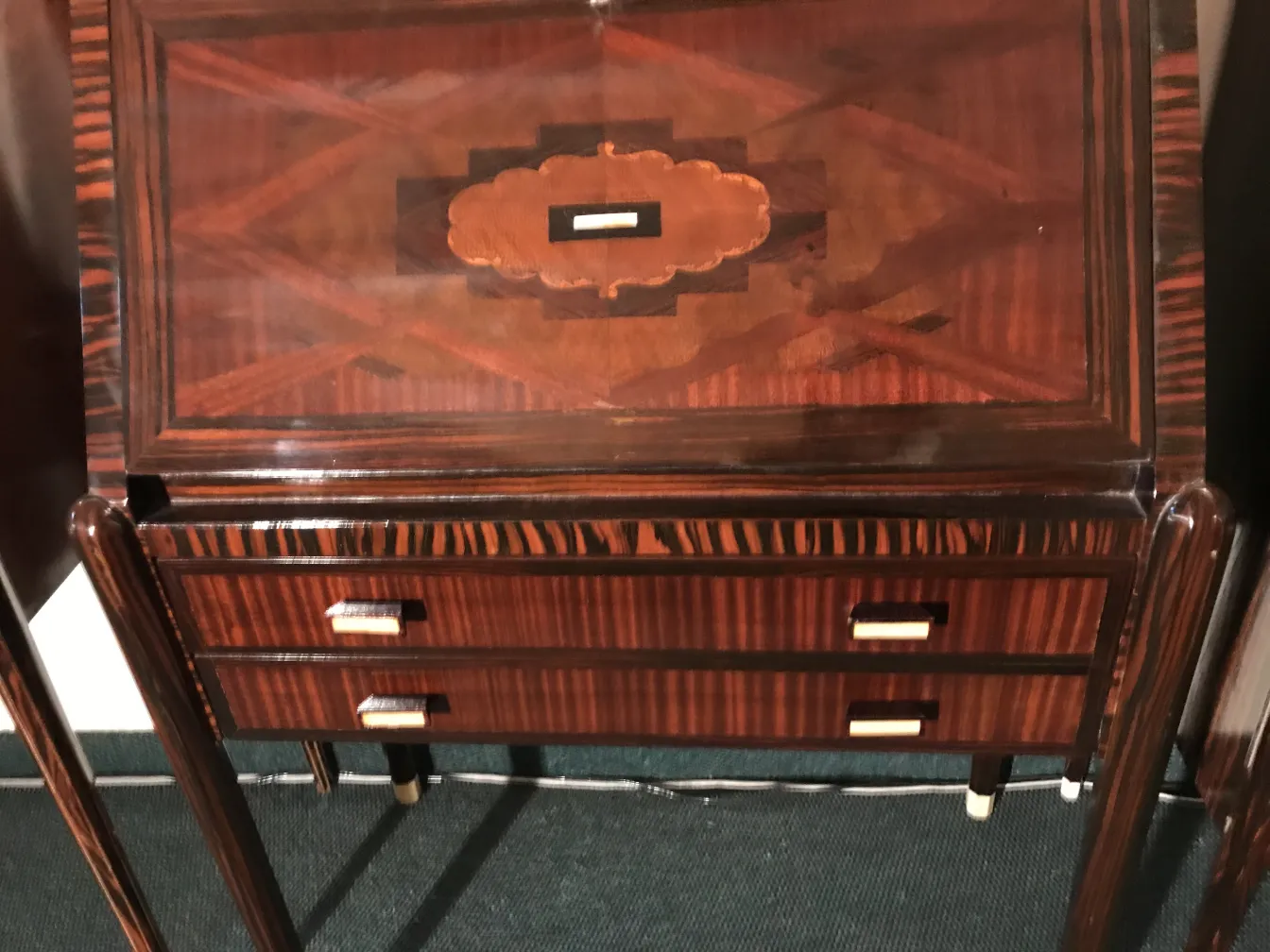 eleganter antiker Schreibtisch aus Holz mit zwei Schubladen