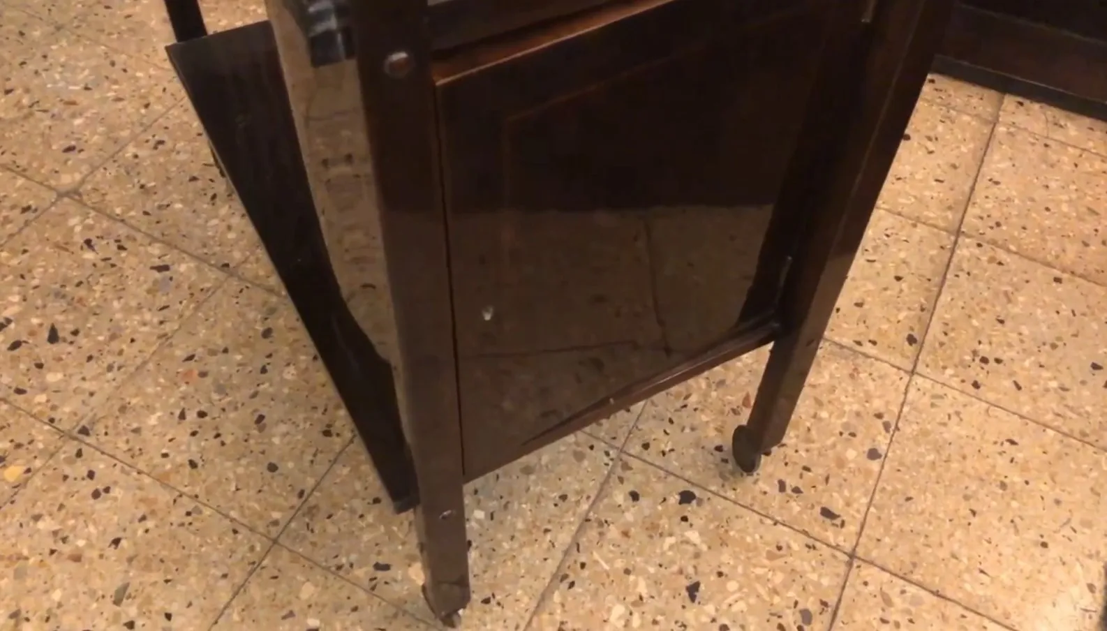 古董手推桌，设计细节优雅。