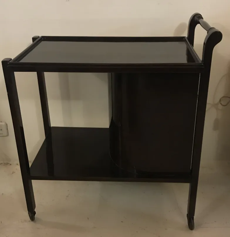 Mesa carrito antigua de madera con ruedas, elegante y útil.