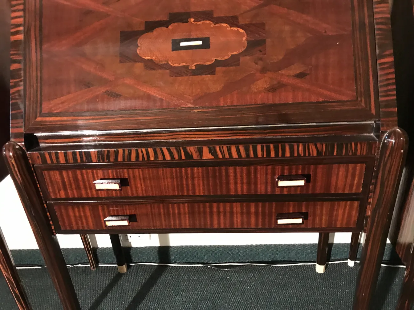 Bureau ancien avec une finition brillante et des détails élégants, deux tiroirs.