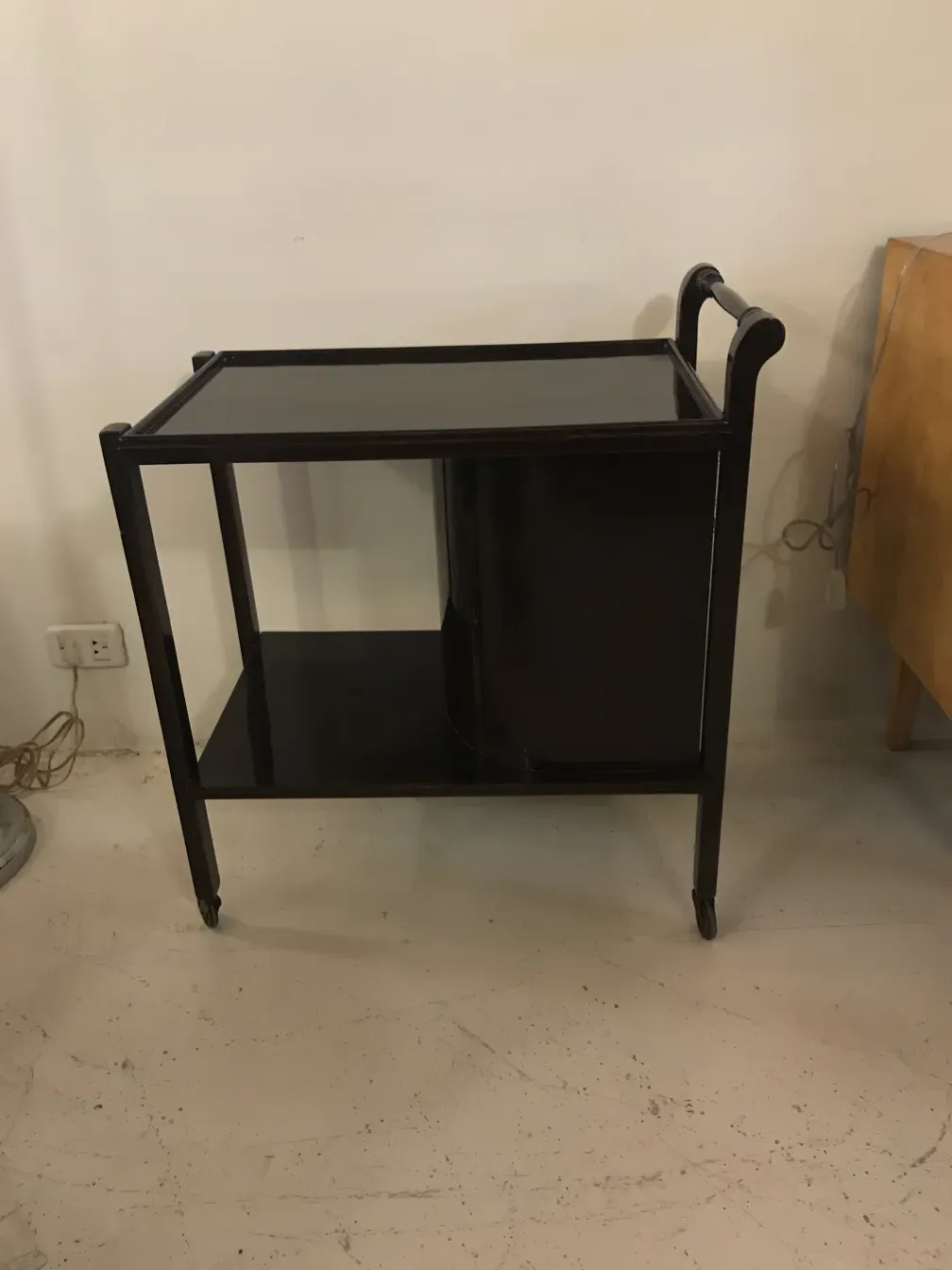 Antique cocktail trolley table with a classic design.