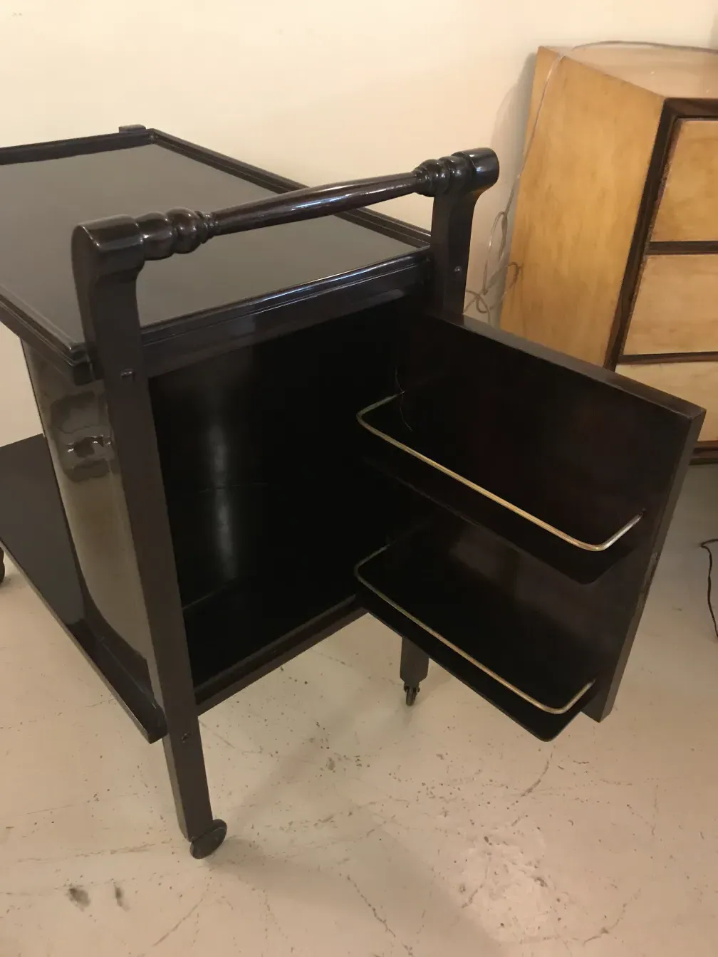 Mesa carrinho antiga com dois prateleiras, elegante e funcional.