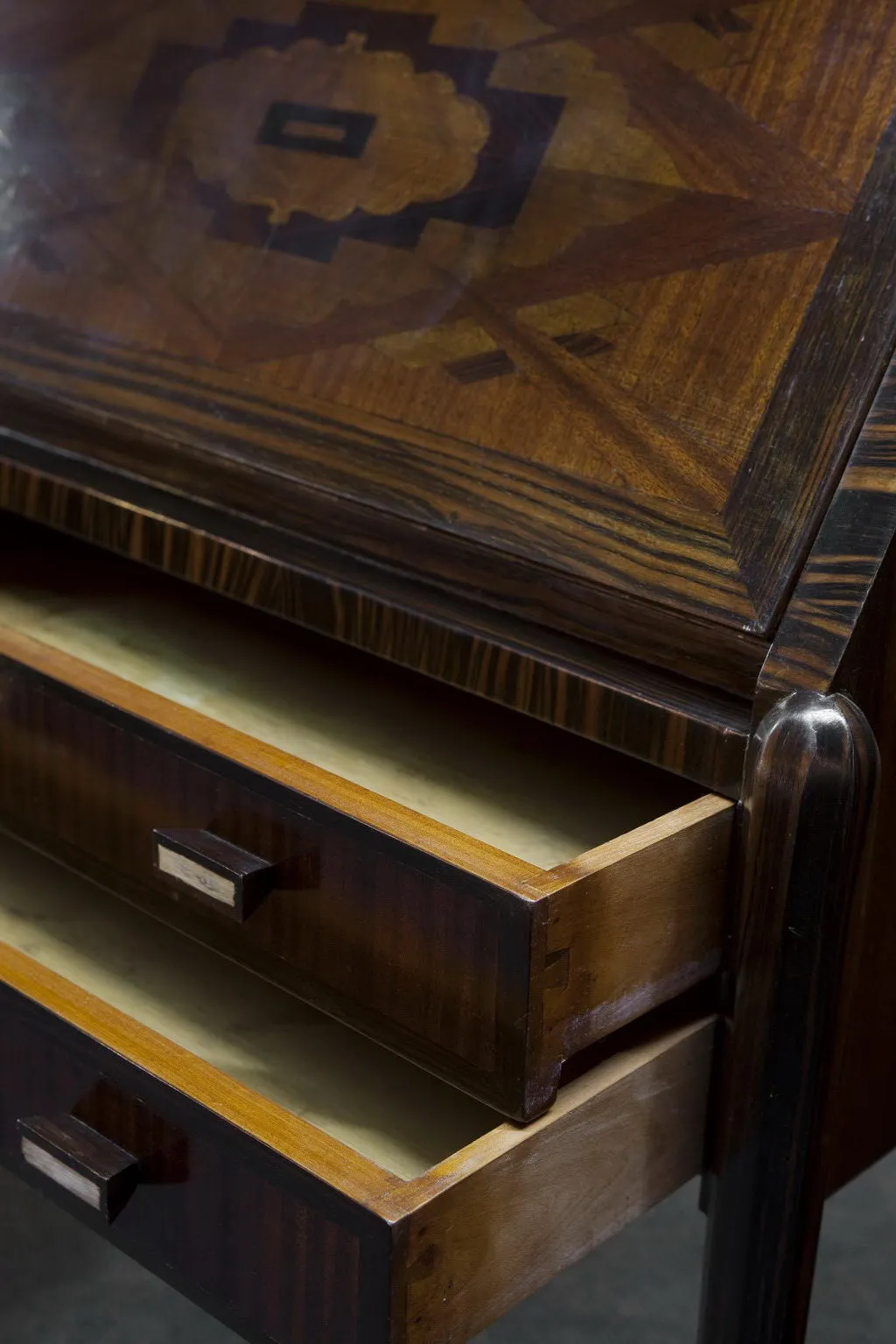 Escritorio antigo de madeira com dois gavetas vazias.