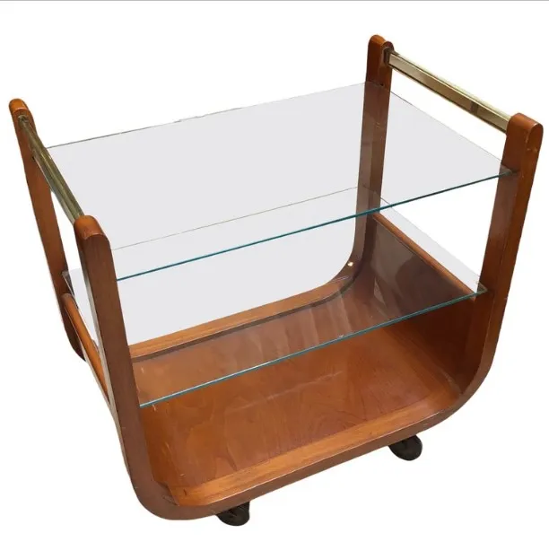 Chariot-bar ancien en bois avec étagères en verre.
