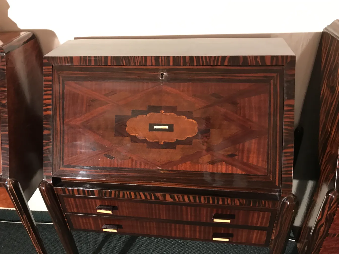 Bureau ancien avec un design orné et des détails complexes.