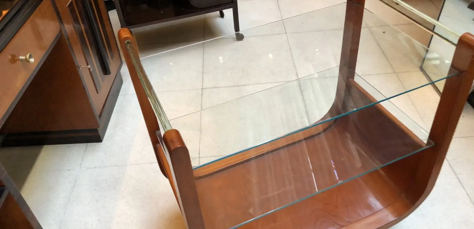 优雅的古董手推桌置于温馨的环境中