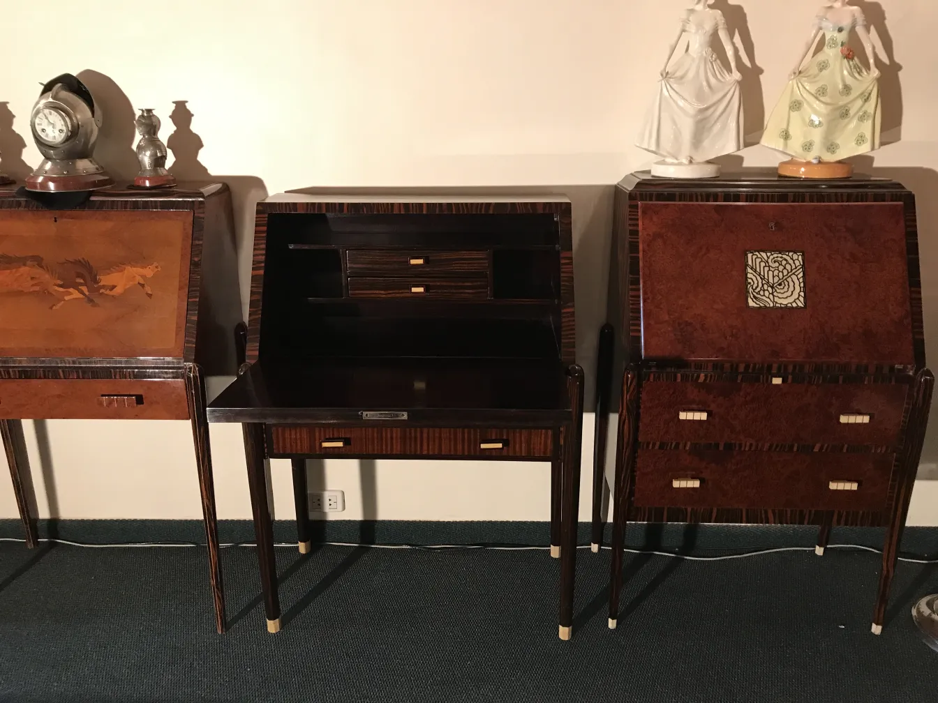 Antiker Schreibtisch mit zwei Seiten, dekorative Elemente oben, klassisches Ambiente.