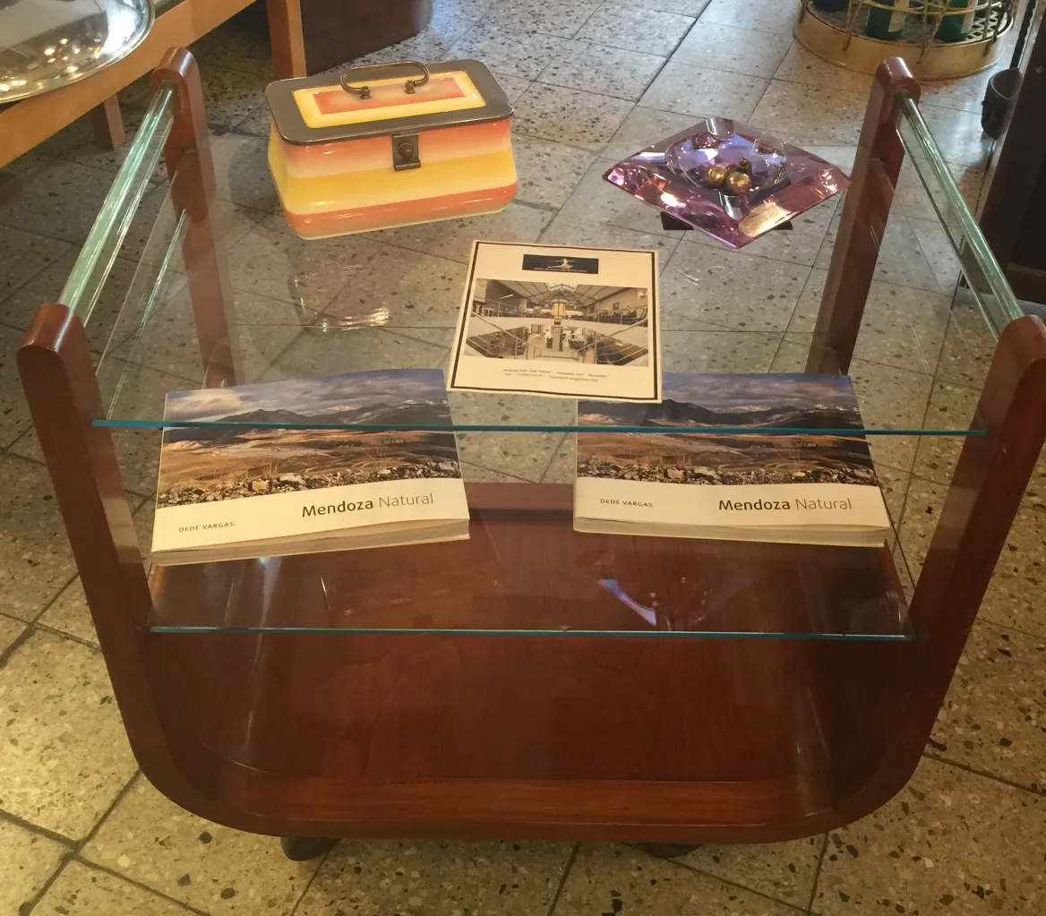 Carrello per cocktail antico con struttura in legno e ripiani in vetro.