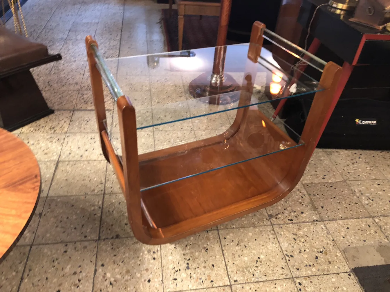 Carrello per cocktail antico in legno con ripiani in vetro