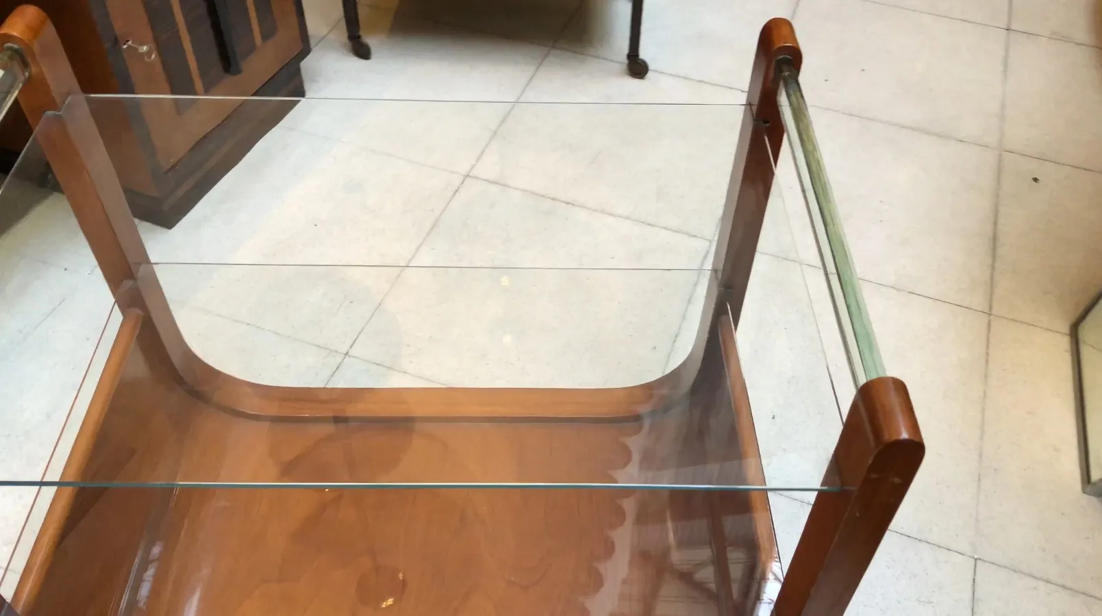 Mesa carrito de antigüedad con base de madera y vidrio