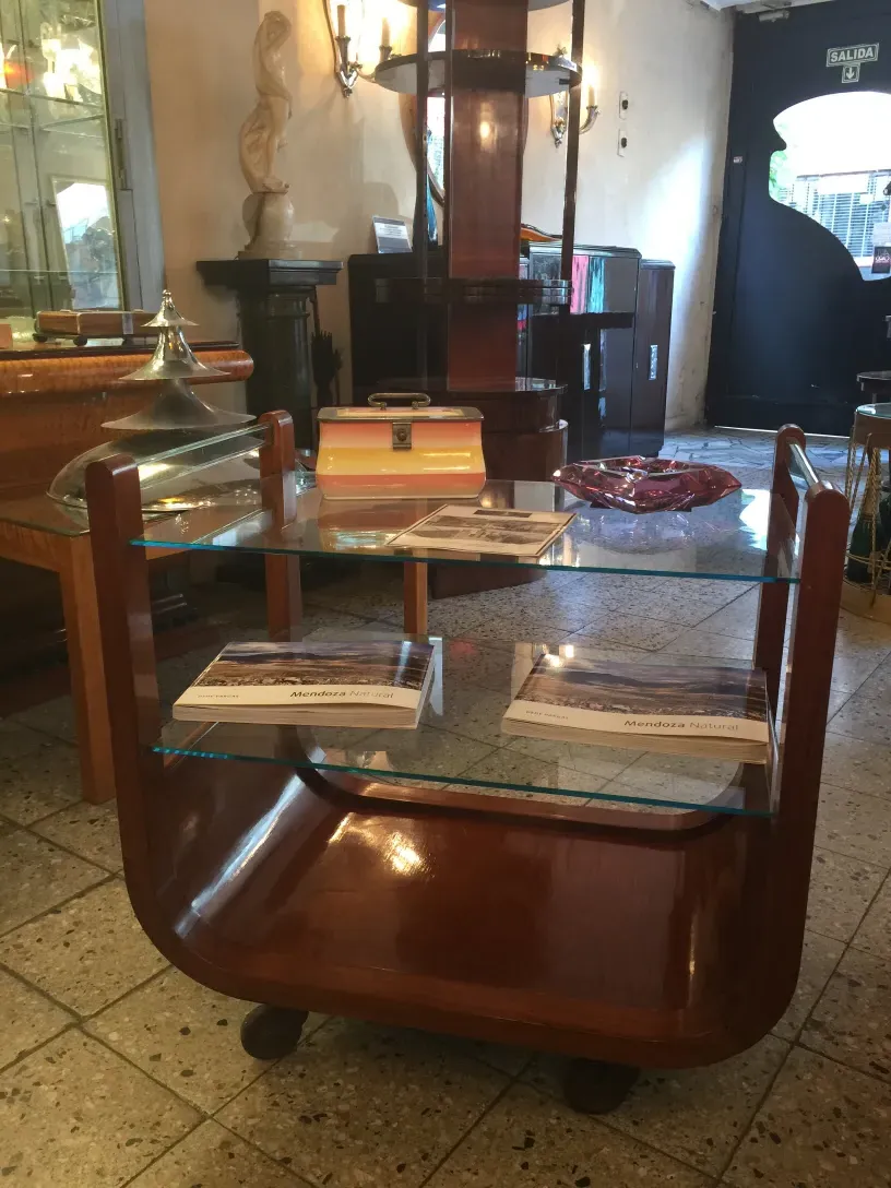 Chariot-bar ancien avec plateau en verre et détails en bois