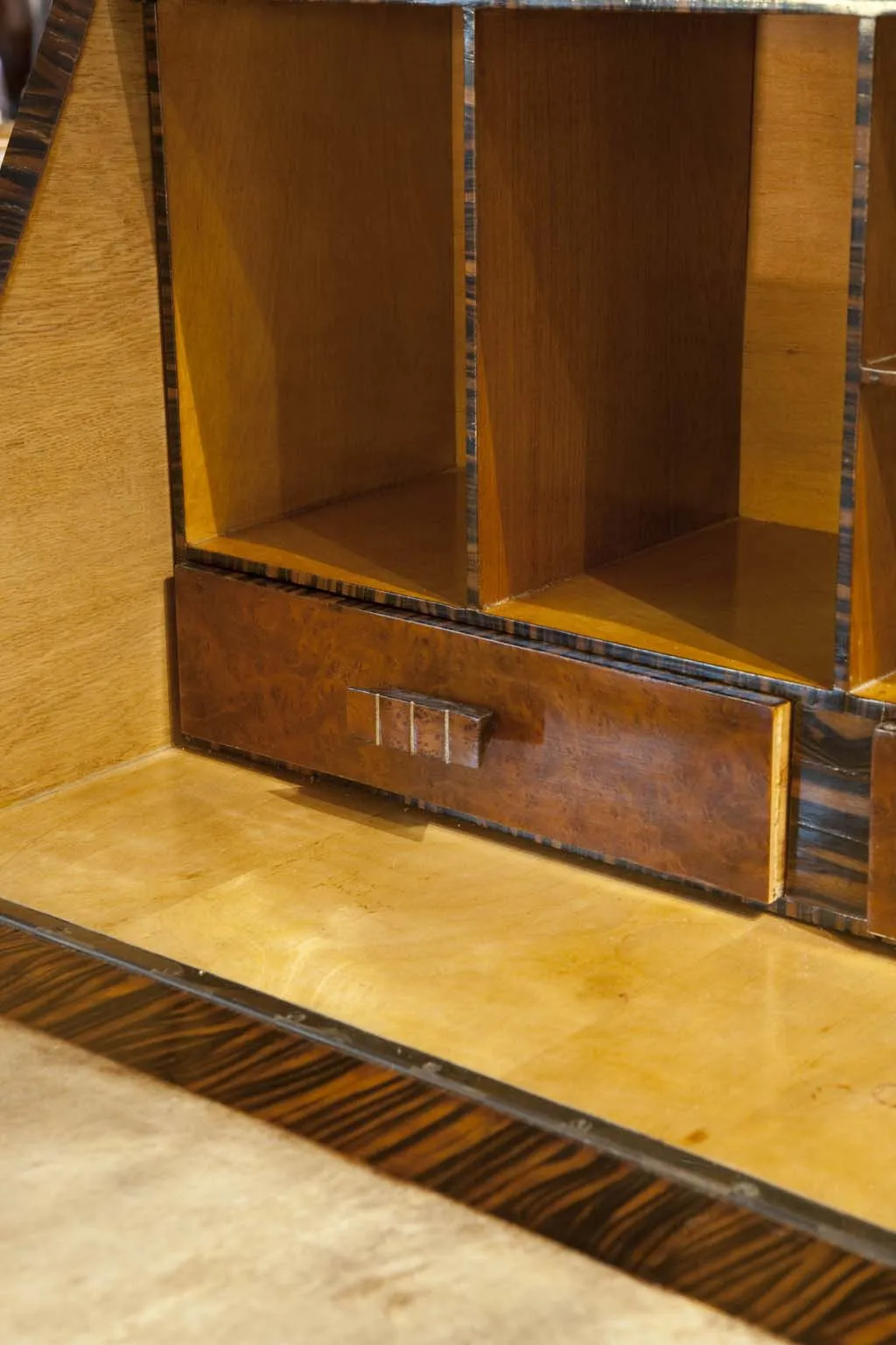 Antiker Schreibtisch mit Ablage, der minimalistische Designelemente zeigt.