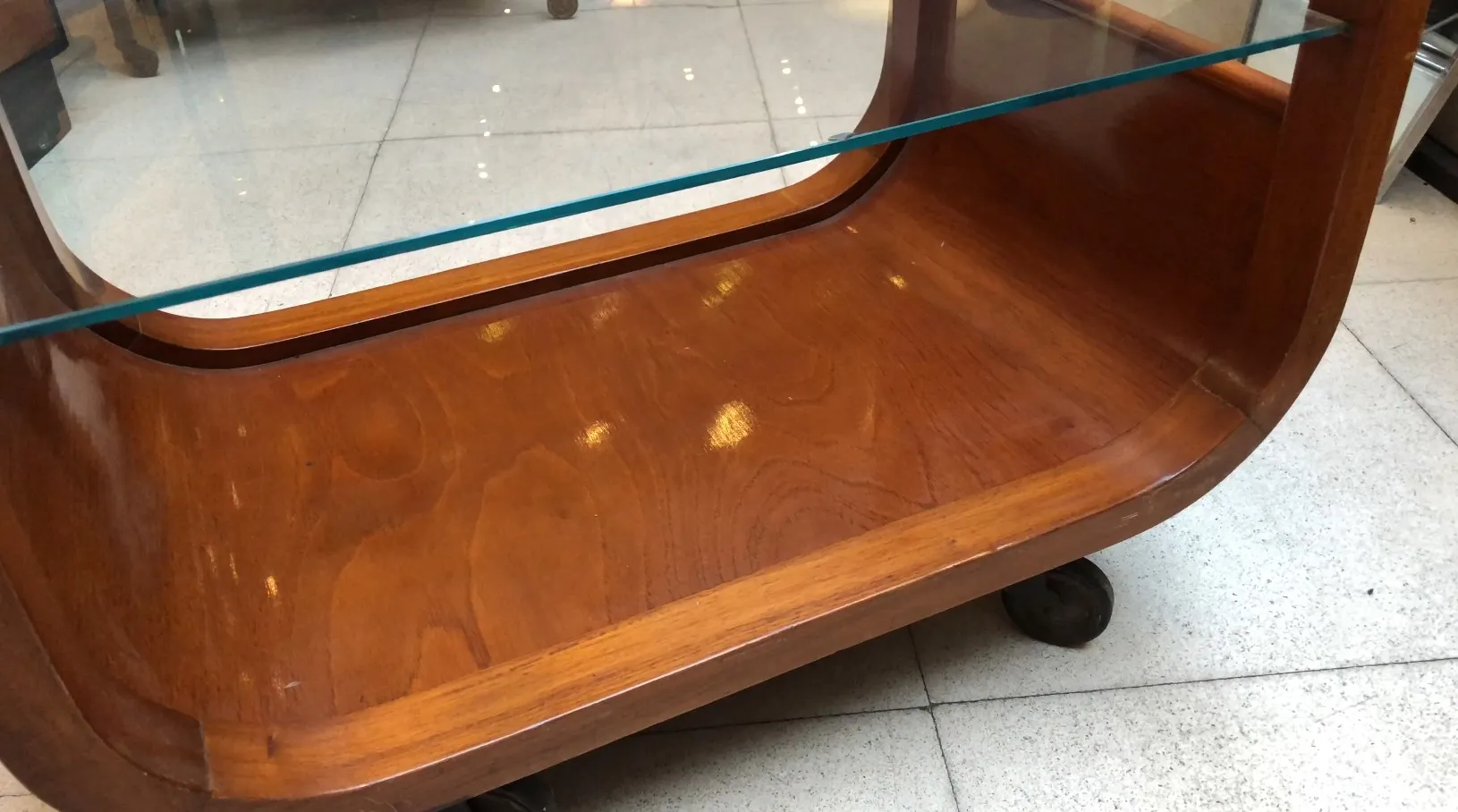 Mesa carrito antigua de madera con superficie de vidrio