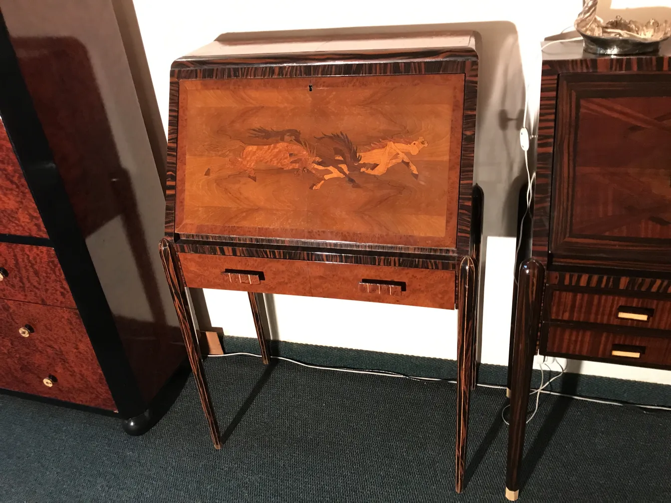 bureau ancien avec un design unique et art décoratif
