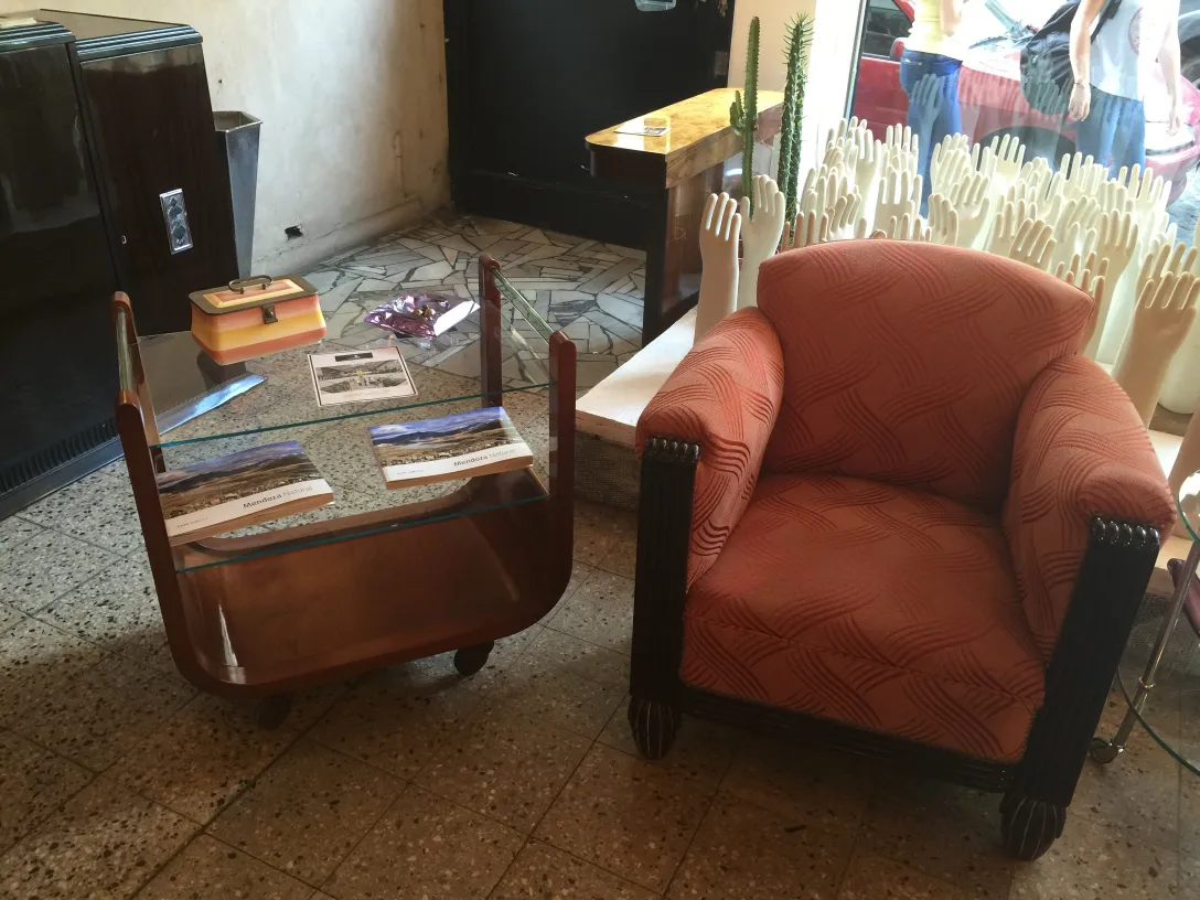 Mesa carrito antigua de madera con vidrio, en ambiente vintage