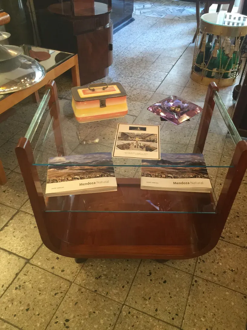 Mesa carrito antigua de madera con vitrina de vidrio