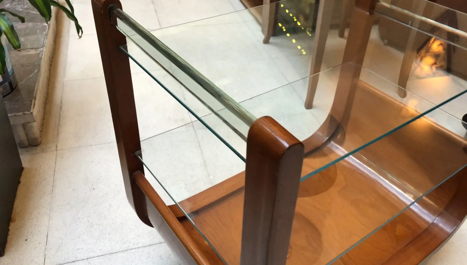 Chariot-bar ancien avec design élégant et étagères en verre